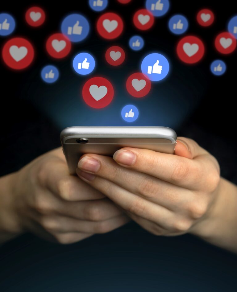 redes socialesen las manos de una persona con Smartphone